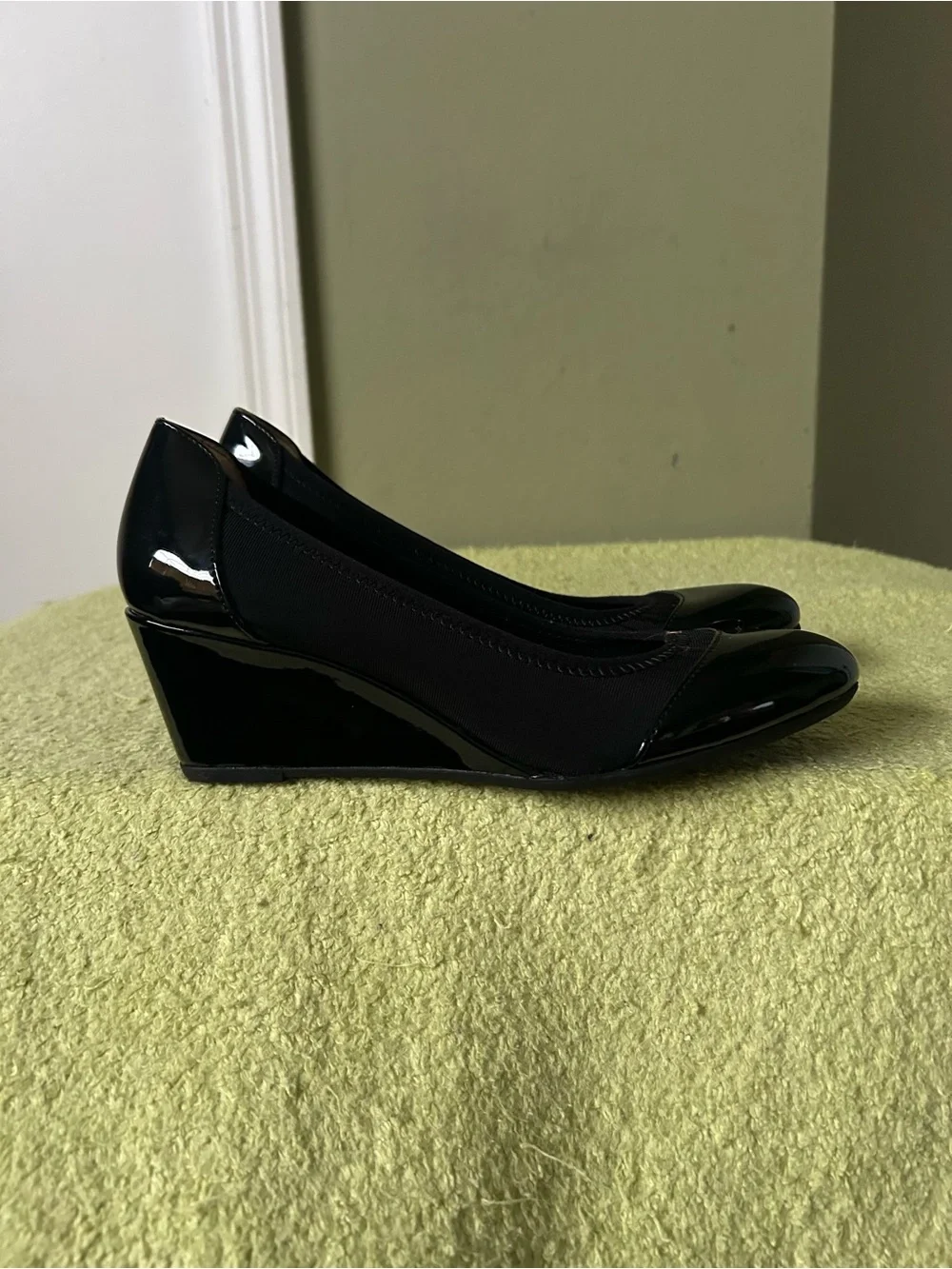 New Life Stride Black Patent Stretch Wedge Pumps Sz 7M